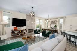 The Ivy, 4br with private backyard Large Pool/Spa