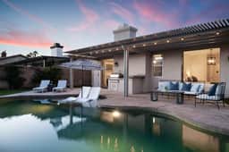 The Ivy, 4br with private backyard Large Pool/Spa