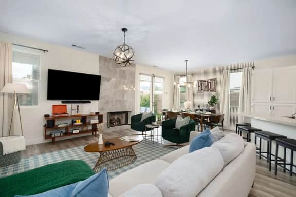 The Ivy, 4br with private backyard Large Pool/Spa