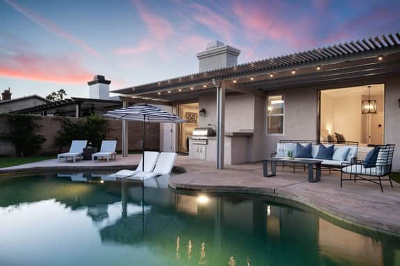 The Ivy, 4br with private backyard Large Pool/Spa