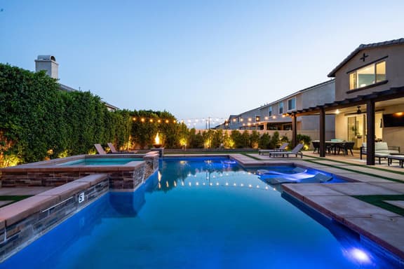Paseo Palms, Modern 6br 4ba Large Pool PrivateYard