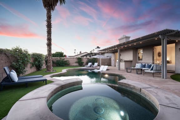 The Ivy, 4br with private backyard Large Pool/Spa